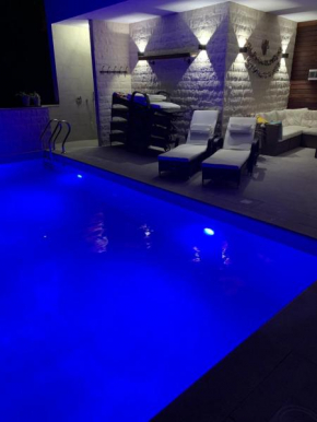 Jully apartment with swimming pool